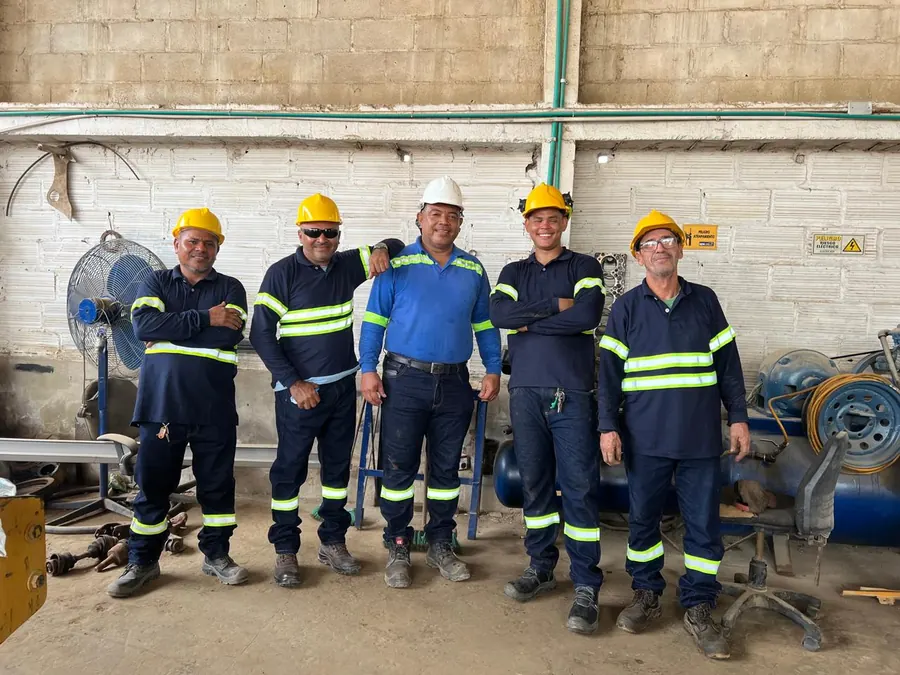 Operadores y técnicos de LN Equipos en uniforme de dotación