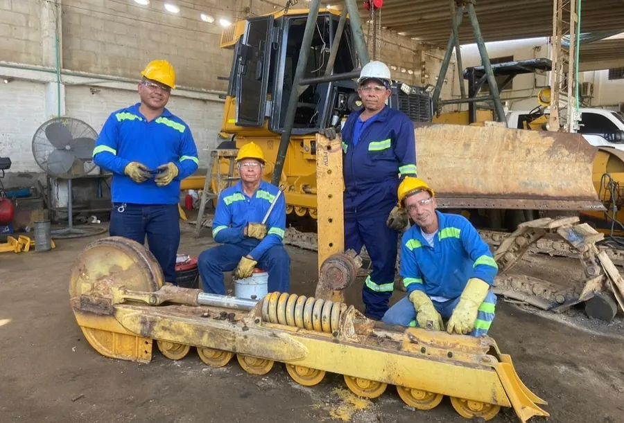 Técnicos de LN Equipos haciendo mantenimiento al tren de rodaje de un bulldozer