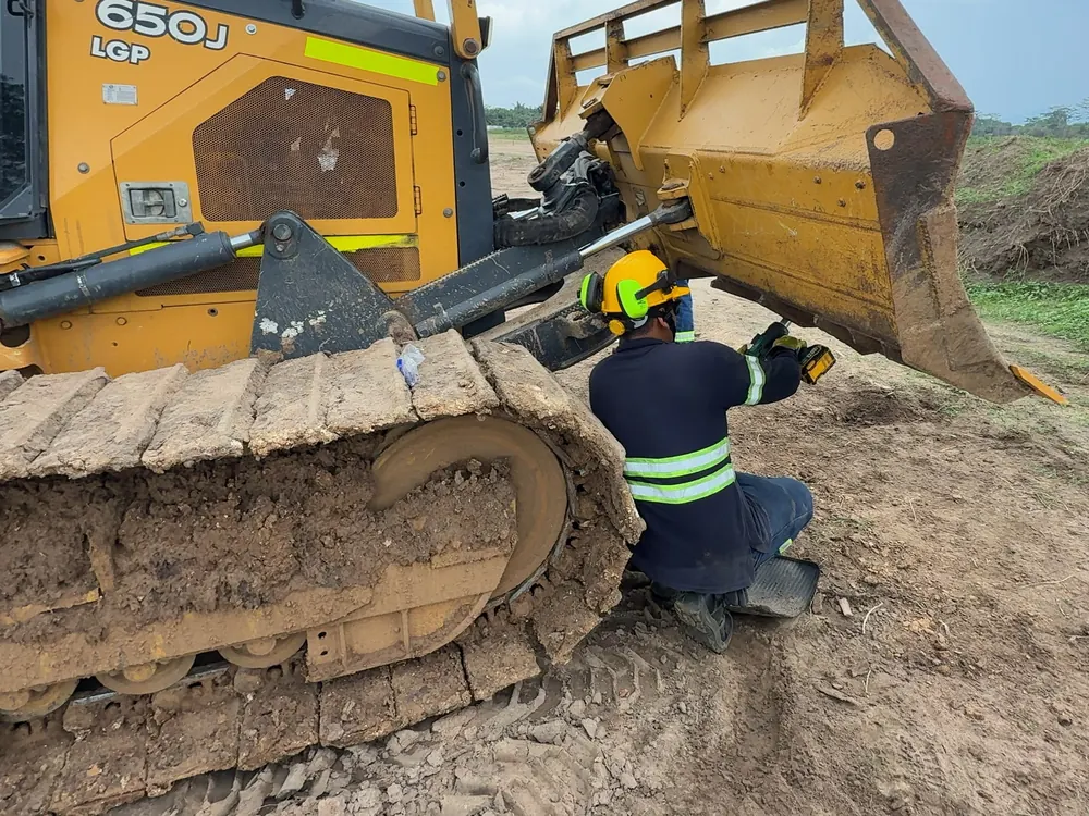 Técnico de LN Equipos interviniendo el sistema hidráulico de un bulldozer 650J